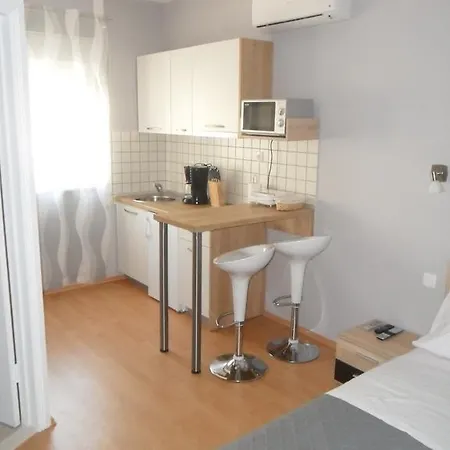 Апартаменти Beachside Znjan *