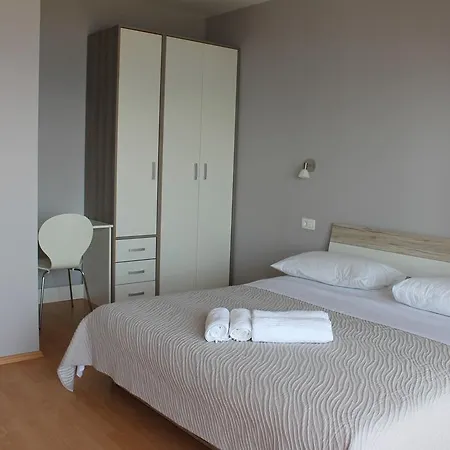 Beachside Znjan 公寓